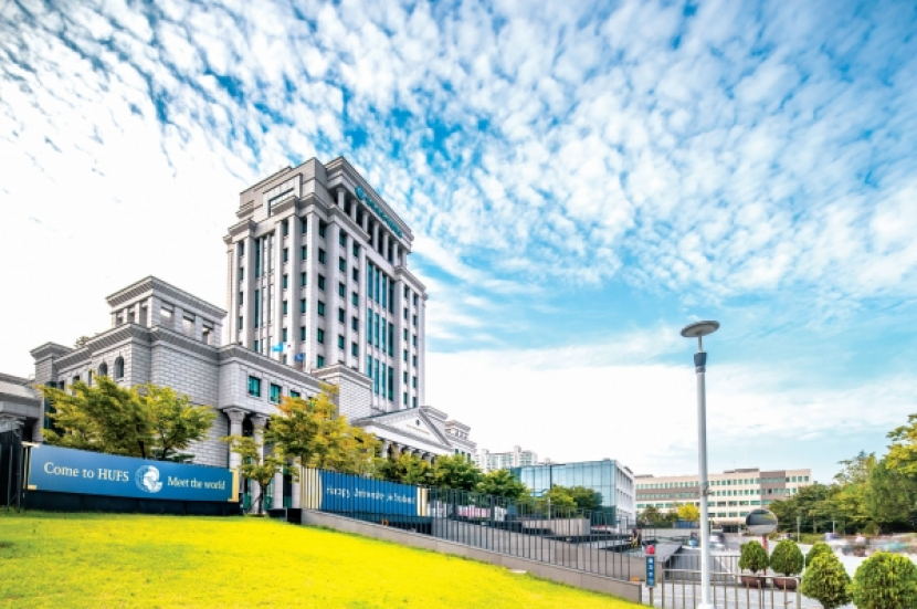 Hankuk University of Foreign Studies (HUFS) termasuk salah satu kampus terkenal di Korea Selatan. Ada sejumlah perbedaan yang membedakan mahasiswa di Korea dan Indonesia. (http://hufsenglish.hufs.ac.kr/)